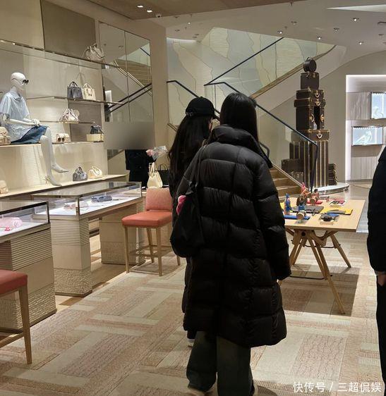 刘亦菲杭州逛街被偶遇,探班朱珠剧组,与友人相聚为其庆生!