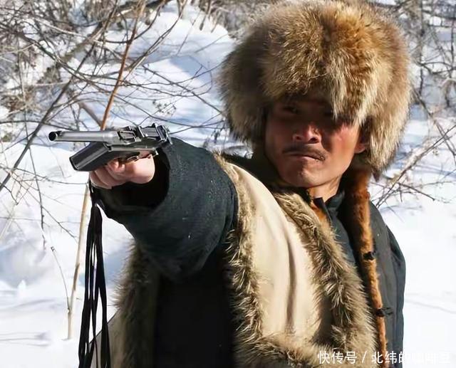 闯关东》里的土匪震三江一角,他将这个亦正亦邪的角色演绎得淋漓尽致。 把土匪的霸气和豪爽展现得十分到位