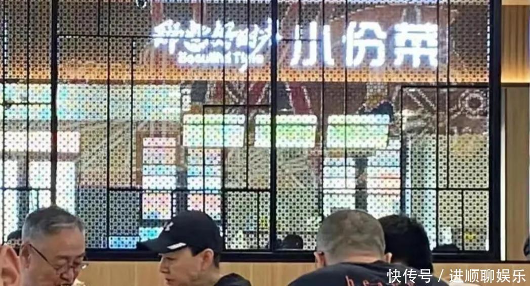 宋丹丹一家在阿那亚度假，老伴需要喂饭，带娃遛弯和普通人没区别