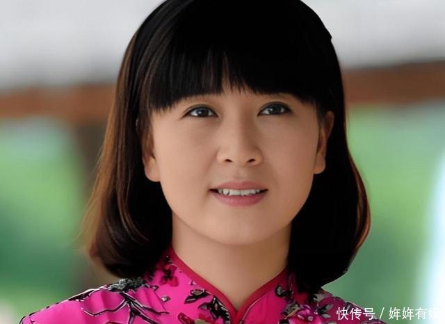 55岁闫学晶现状曝光,定居三亚、直播带货,走上了向太的老路