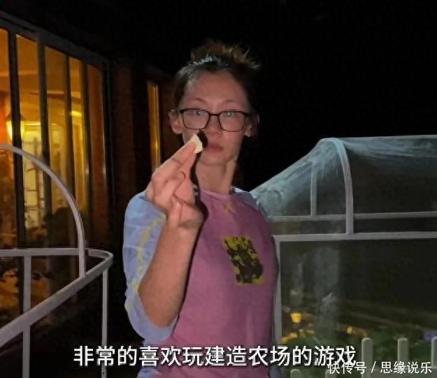 苗苗的8块菜田被虫子攻击，菜叶子都咬烂了，郑恺熬夜帮她种地