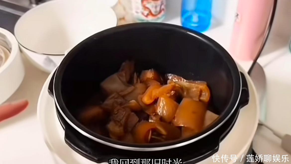 50岁知名歌手复出后仍显落魄！边唱歌边做饭，厨房狭小手法很娴熟 - 360娱乐，你开心就好