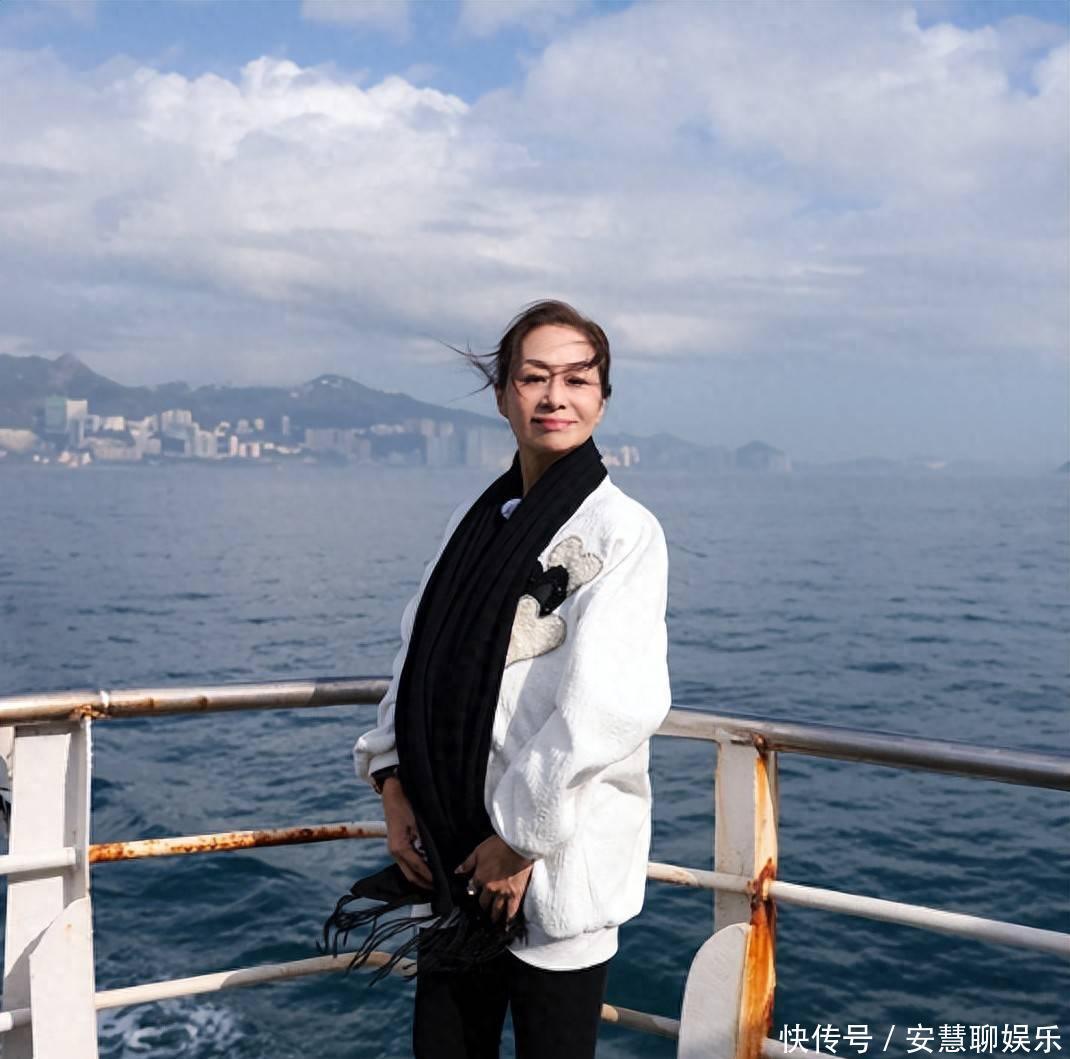 知名港星为妻子海葬，亲手撒骨灰深情送别，失误瞬间心神难定！