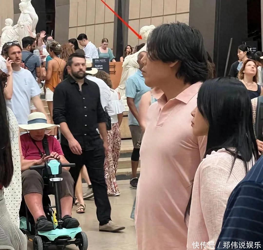 伊能靜秦昊亮相巴黎，秦昊大肚腩明顯，伊能靜臀部下垂引熱議