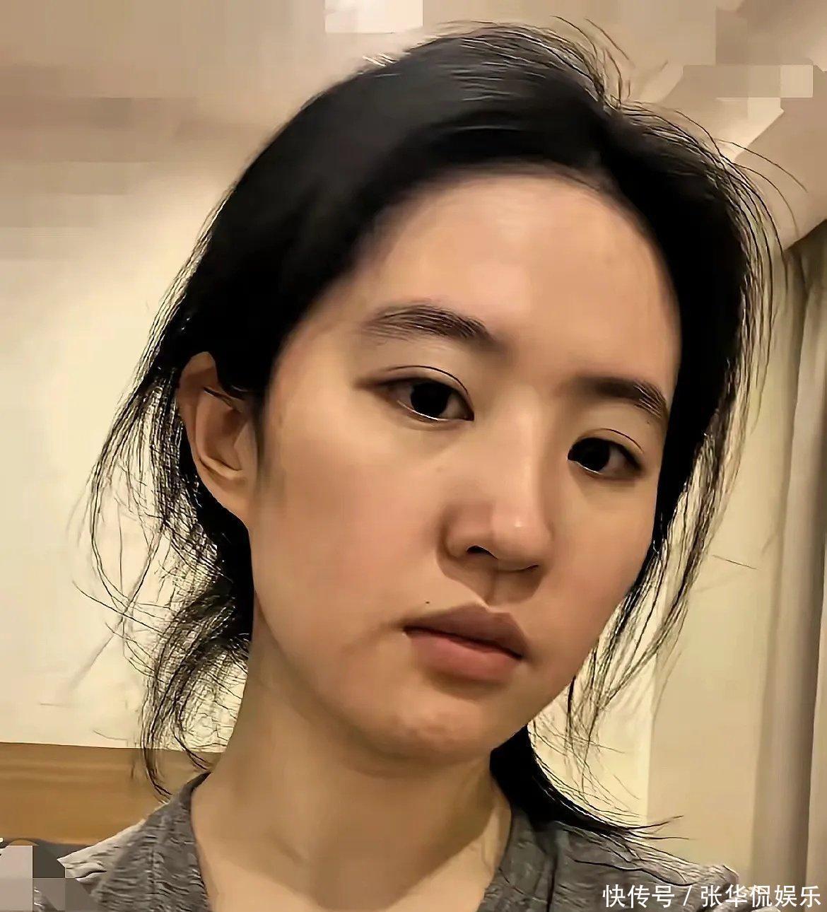 刘亦菲随手晒素颜照，头发一团糟，黑眼圈都跑出来了