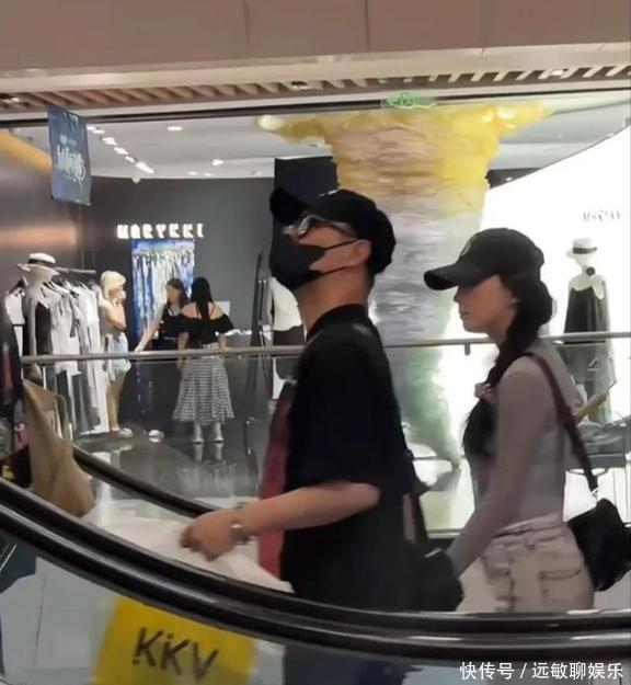 汪峰大女兒回國度假，19歲小蘋果高顏值！汪峰陪倆女兒逛街好幸福