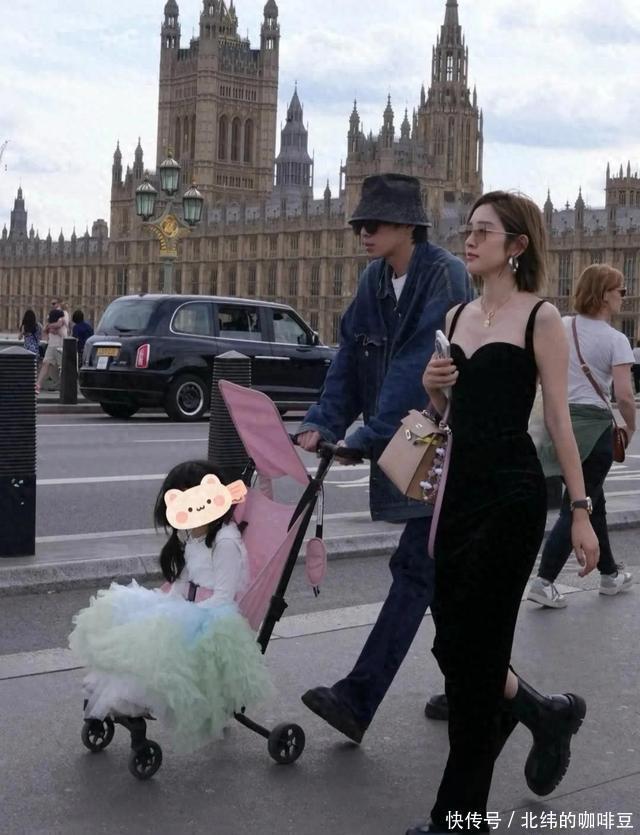 張若昀倫敦遛娃！女兒蓬蓬裙萌翻，摟著肩膀太有愛，唐藝昕跟后面