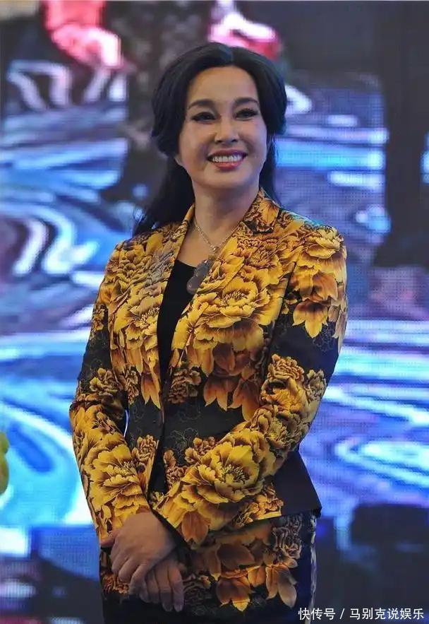 节目现场意外摔倒!75岁刘晓庆秒起,健康状态打脸年龄焦虑?