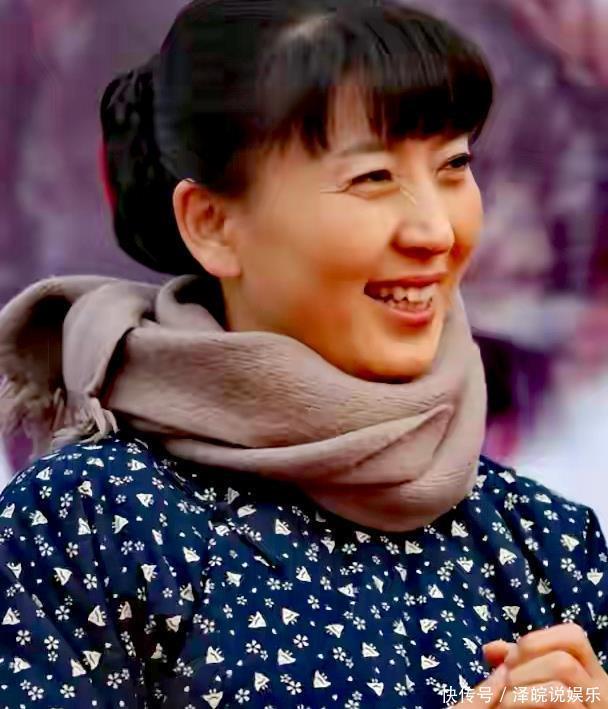 住千万豪宅,却熬夜赚辛苦钱?53岁闫学晶近况,给所有女性提个醒