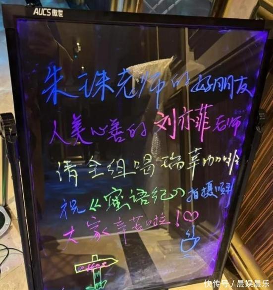 刘亦菲现身杭州万象城,素颜逛街、探班好友,为剧组送温暖!