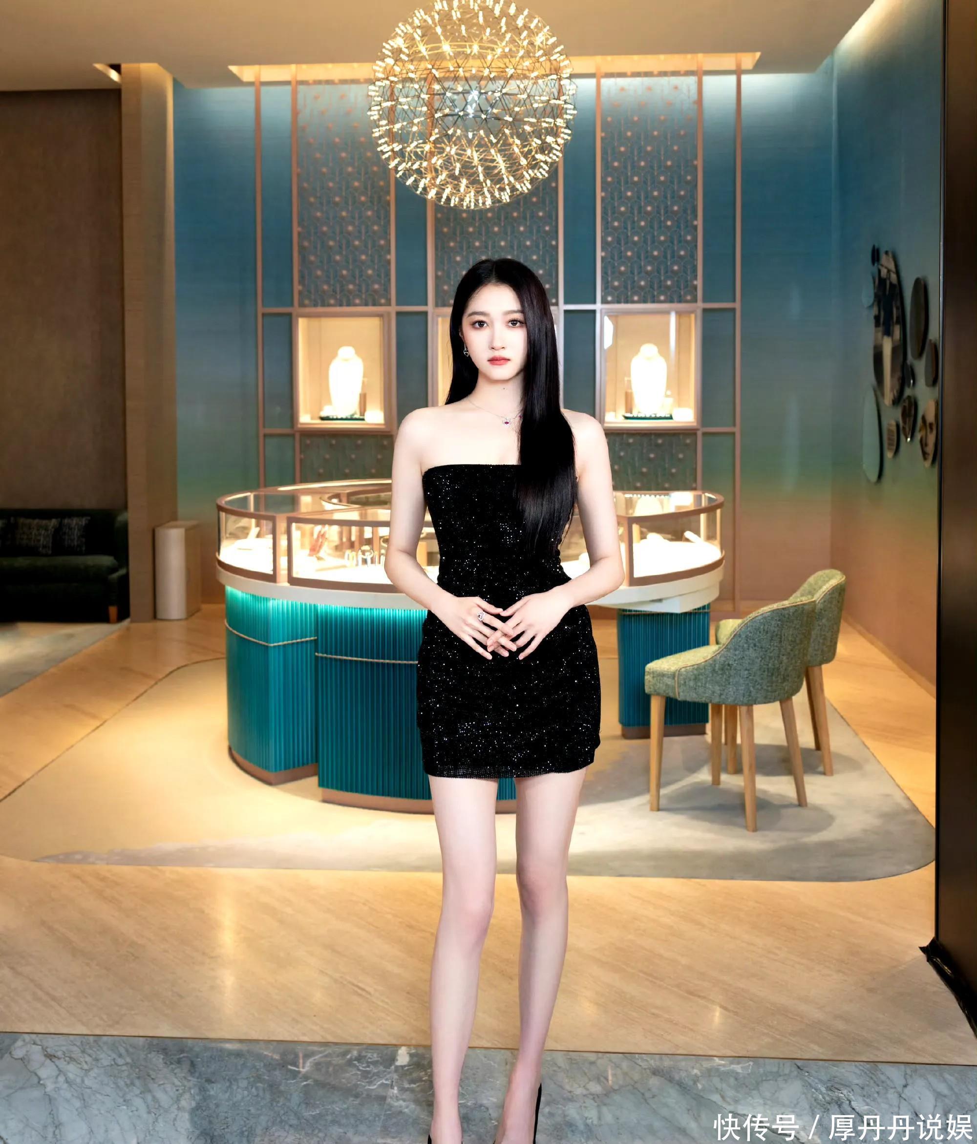 关晓彤的美，是婉约与优雅的美，是清新靓丽的、自信的美（图集） - 360娱乐，你开心就好
