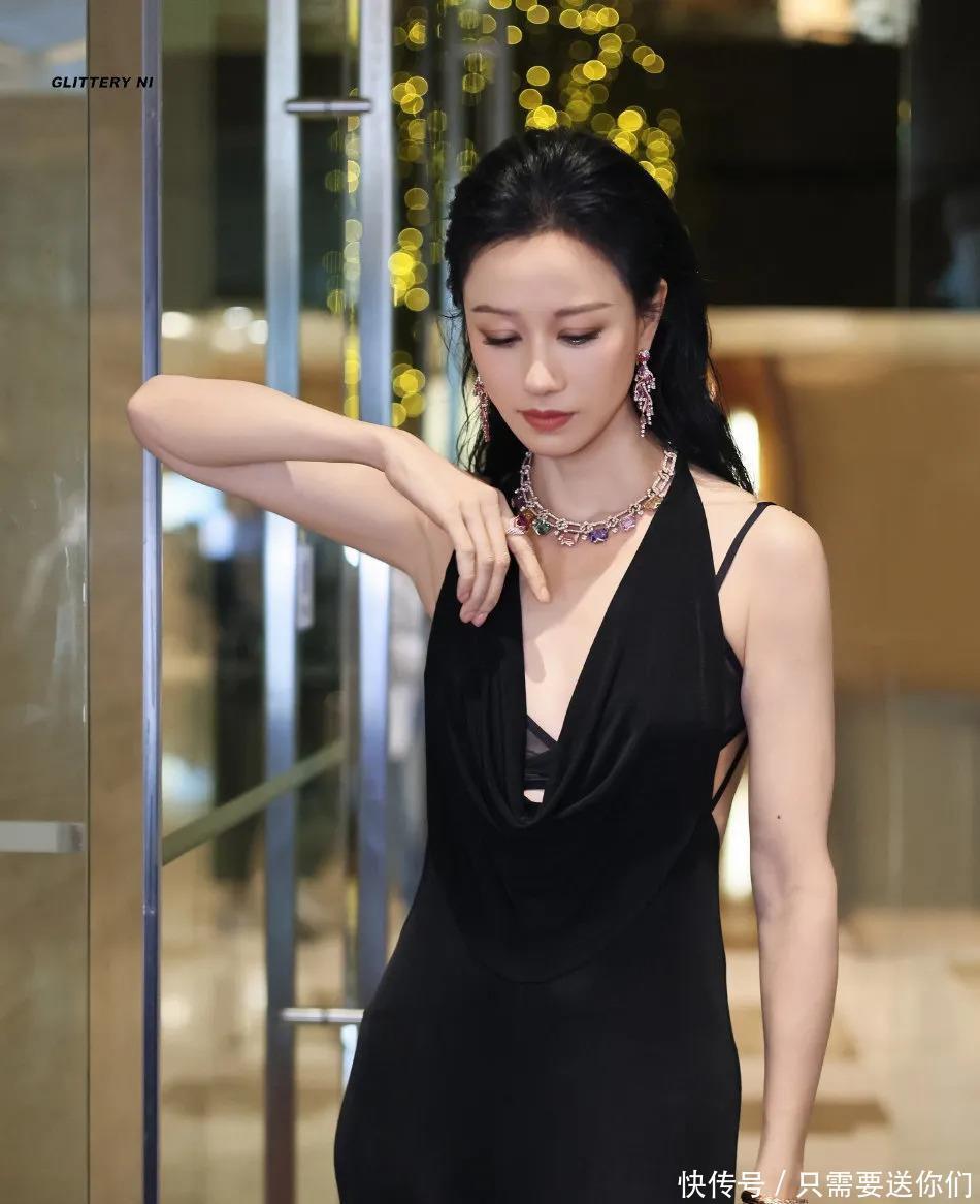 瞧她都瘦成啥样了，以前那么丰满，现在只能开始晒美背了