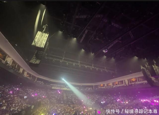 那英澳门演唱会座无虚席 大合唱泪洒舞台 肖战送花篮祝贺(图3) 那英澳门演唱会座无虚席 大合唱泪洒舞台 肖战送花篮祝贺(图3)