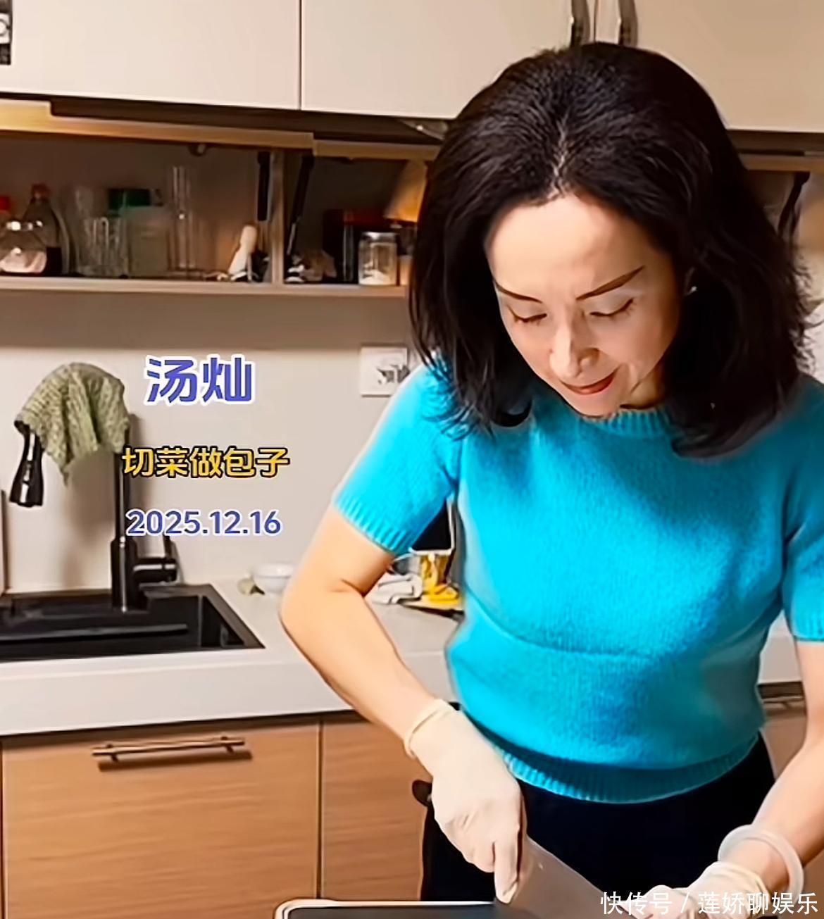 50岁知名歌手复出后仍显落魄！边唱歌边做饭，厨房狭小手法很娴熟 - 360娱乐，你开心就好