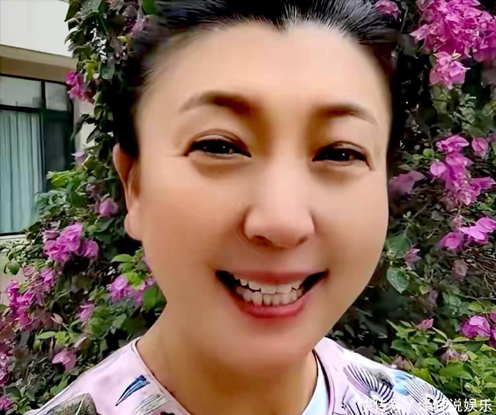 住千万豪宅,却熬夜赚辛苦钱?53岁闫学晶近况,给所有女性提个醒