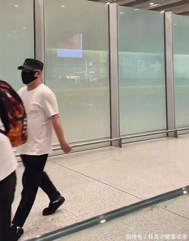 德云社郭德纲巡演回国，刚刚飞抵北京，行李颇多，看来都没少买