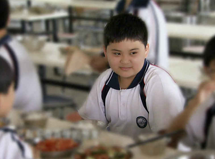 张凯龙摔坏手机被吓哭