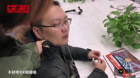 尼古拉斯瑞飙歌竟惨遭暴打