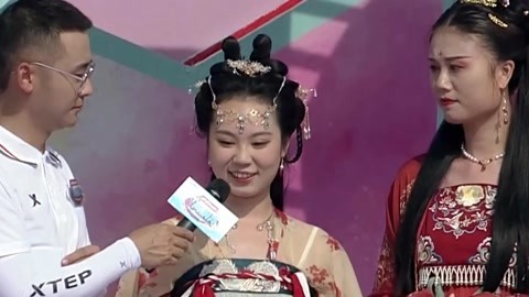 女孩穿汉服传播中国文化 小伙黄袍加身遗憾落水
