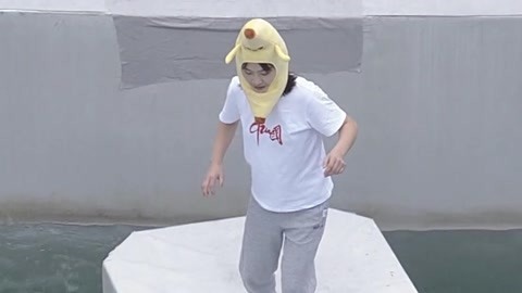 带着头套来冲关 香蕉少女成功登顶