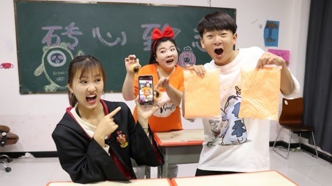 美女家务事 小晴捡到魔法手机，相机拍什么就能变出什么，拍粘土能变出来吗？