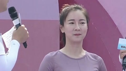 蒙古姑娘现场表演民族舞蹈 神勇冲关一往无前