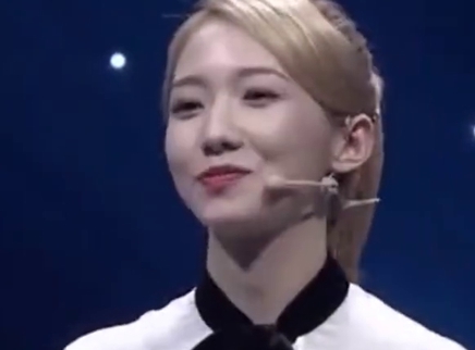 娱乐新鲜爆 孟美岐差点摔倒？