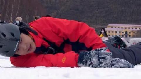 包子李威滑单板 耍帅不成反遭摔