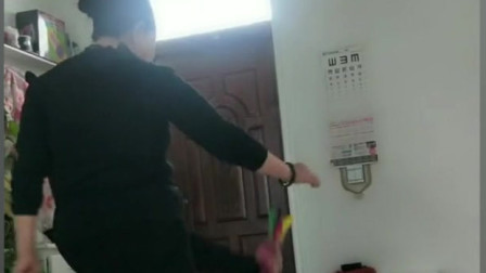 在家无聊跟我一起踢毽子锻炼身体