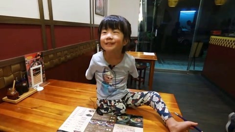 涨健识 独脚天使与父亲相依为命，面对生命的残缺依然灿烂微笑