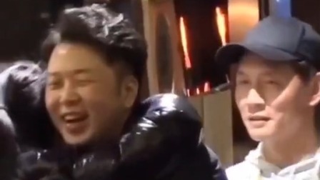酷的追星日记 沈梦辰难道不吃醋？杜海涛当街被美女搂抱，双手缠腰公开摸手