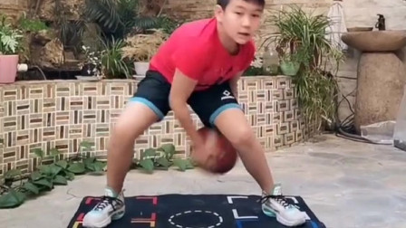 在家不能拍球的小朋友准备双腿八字绕球