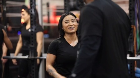 WWE在中国 WWE训练中心体能测试：李霞在杠铃耸肩获一致好评