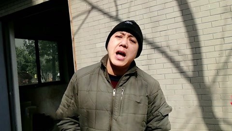 唱罢吹灯 大叔含泪演唱没票咋回去