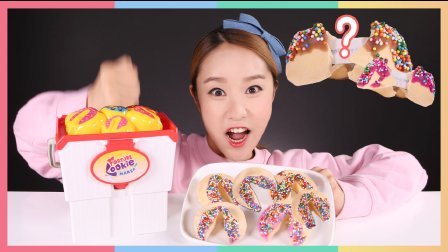凯利和玩具朋友们 凯利和幸运饼干制作玩具 04