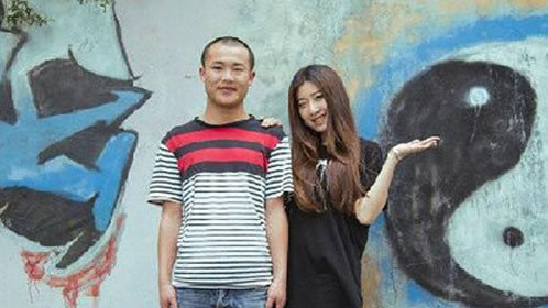 语众不同 光棍学渣与百名女生合影