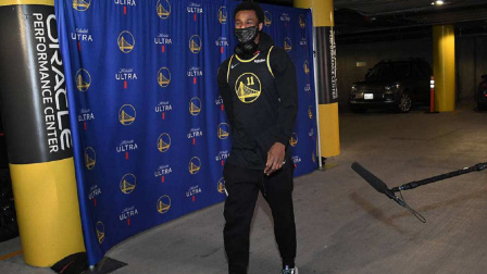 NBA热辣资讯 勇士全员身穿11号为克莱助阵！这样的球队爱了爱了！