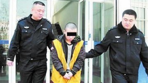 囧闻一箩筐 男子为见男友贩毒进监狱