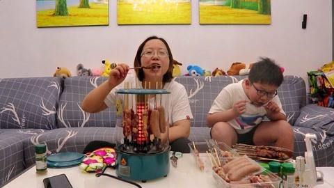 梁小轩和轩妈试吃各种美食 全自动烧烤机