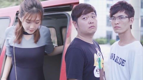内涵神评论 美女被定住，碰巧被男人看到！