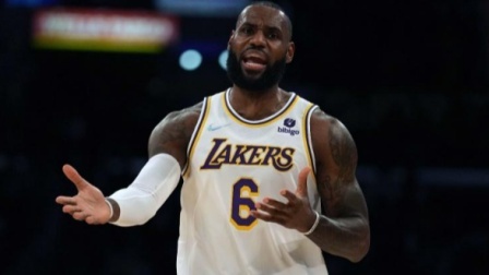 NBA热辣资讯 詹姆斯超越科比成为最老的30+三双先生