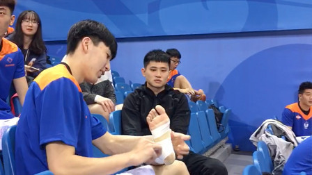 东财全队到场观战，张子涵做赛前防护