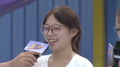 新人力量爆发冲终点 大学生登高喊话落水兄弟