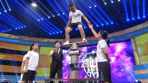 跨时代战书 小将挑战高难度动作惊呆现场众人