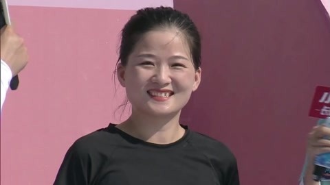 两姐妹连续五年来闯关 冲客讲冷笑话冰冻全场