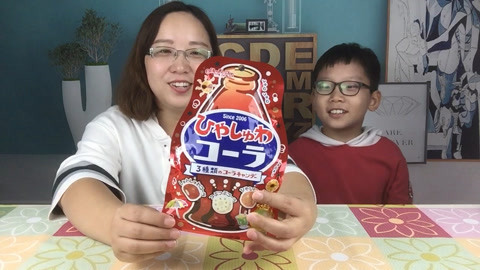 梁小轩和轩妈试吃各种美食 试吃“鸟笼可乐糖”