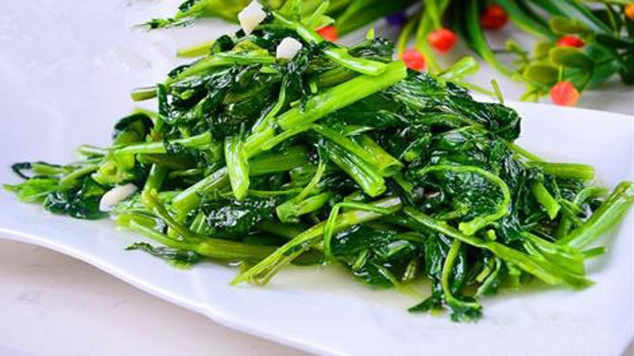 美&middot;食 大厨只用一双筷子，就能炒出香味扑鼻的蒜泥空心菜