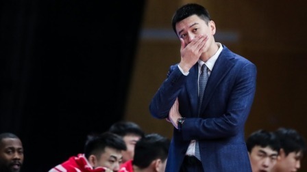 杨鸣与裁判激烈争执吃技犯，随后怒吼：太过分了