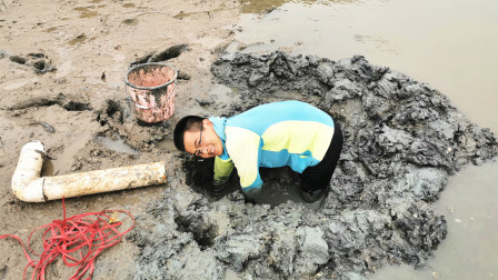 思乡渔夫 渔夫赶海属实牛，徒手半小时挖开大洞，…