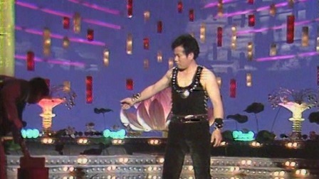 央视1989春晚 张加陵气功表演《喷水断砖》，一口水喷断红砖